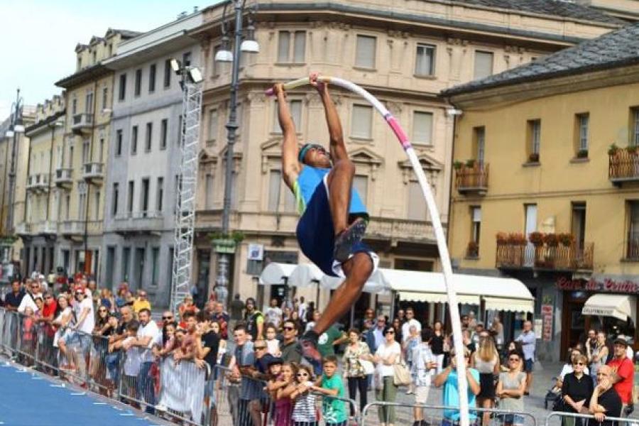 Pole vault on the square