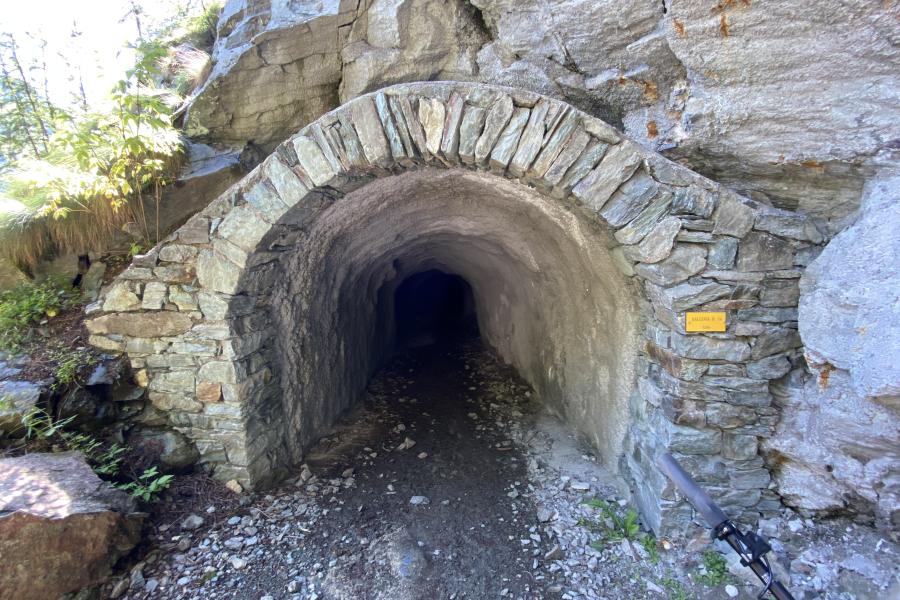 14 tunnels creusés dans la roche