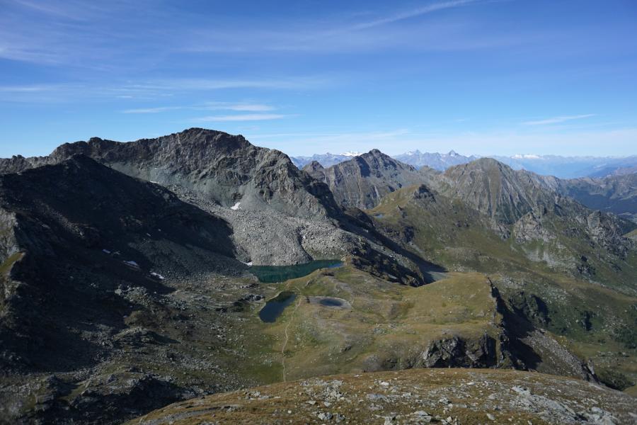 La conca dei Laghi Pinter vista dal sentiero per il Testa Grigia.