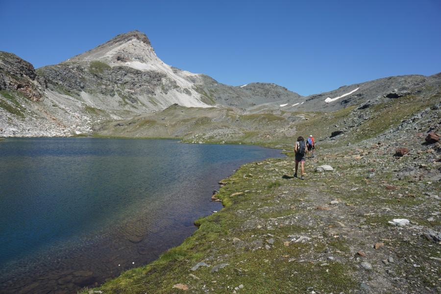 La sponda est del Lac Pers e la Gran Sommetta di fronte.